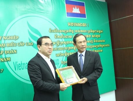 Bộ trưởng Veng Sakhon đánh giá cao dự án cao su tại Campuchia